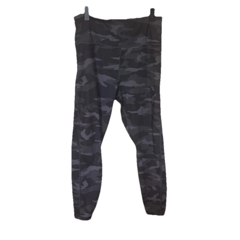 Athleta Ultimate 7/8 Tight Leggings Stash Pockets Medium Black Camo Active